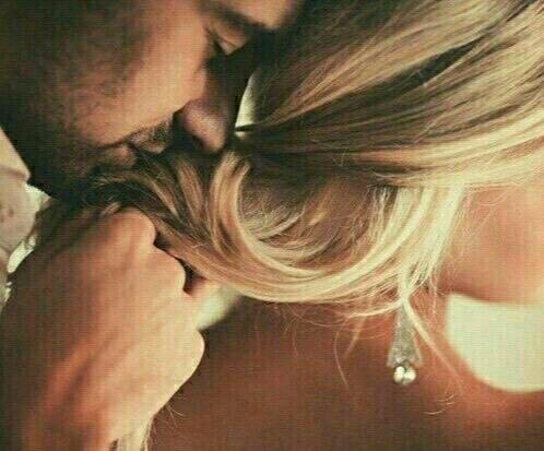 آينه عشق: ‌‌سلسله‌ موی دوست حلقه دام بلاستهر که در این حلقه نیست فارغ از این ماجراست....#سعدی