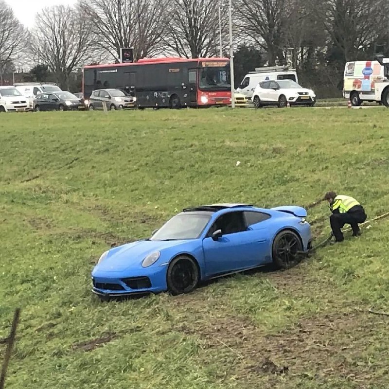 Porsche 911 Carrera 4 GTS с киевскими номерами затонул в озере в Нидерландах 4