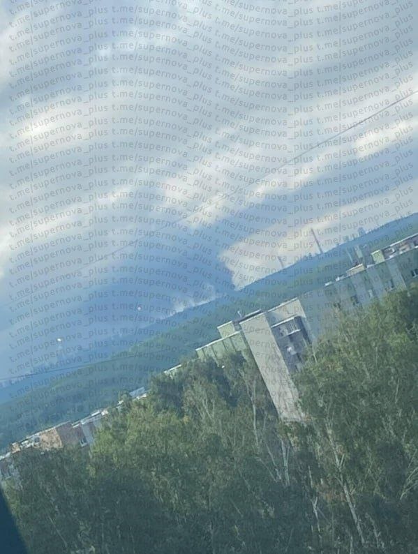 מל"טי קמיקזה אוקראינים ביצעו מתקפה קרקעית על בית זיקוק נפט בעיר ניז'נקמסק בטטרסטן, כ-1,300 קילומטרים משם.