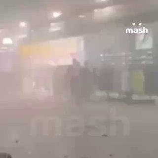 Первые кадры после удара иранского БПЛА по дубайскому аэропорту.Люди стояли у стоек регистрации в момент атаки. Дым и пыль затянули помещение. На полу бетонные и металлические части здания.❗ Подписывайся на Mash в МАХ