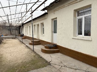 Qibray markazidan 1 km uzoqlikda uy hovli sotiladi