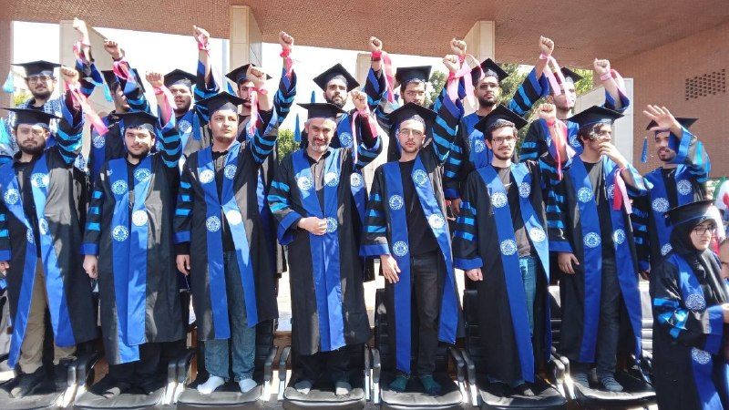 האגרוף הקמוץ של שר הכלכלה בסטודנטים של אוניברסיטת שריף במהלך טקס הלווייתו של מר הרג את איראן ומשפחתו