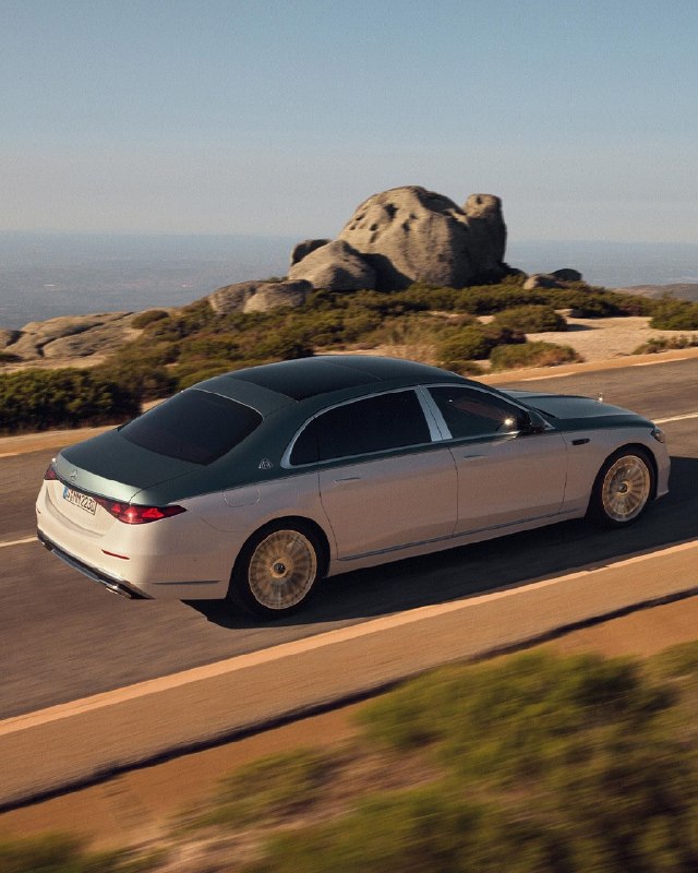 Обновлённый Maybach S-Class стал ещё более люксовым — теперь у него подсвечивается буквально всё: от 2