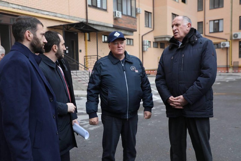 В Каспийске оперативно восстановят дом, повреждённый при отражении атаки БПЛА фото