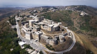 ביום השנה להפצצת המשטר לשעבר... זוכרים אנשי טירת אל-חוסן בכאב את ההפצצה, אחת המונומנטים הארכיאולוגיים הבולטים.