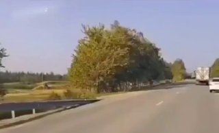 מסוק Mi-8 רוסי נחת הבוקר בכתף קשה בסחלין והגיע לתעלה בצד הדרך.
