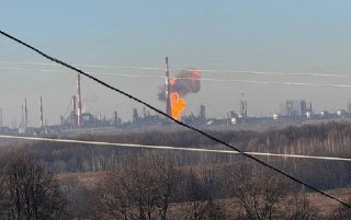 В Уфе атакован НПЗ, распространяются кадры очевидцев.Власти атаку не комментировали, информации о пострадавших нет.