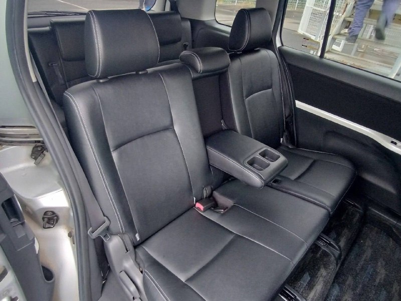 Toyota Isis 2013 фото 6