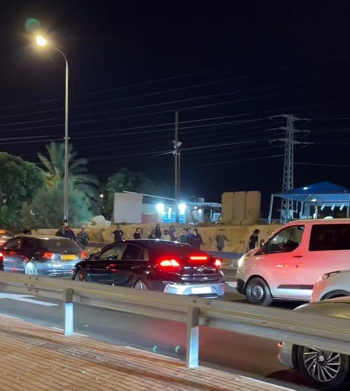 יידוי אבנים...מתנחלים תוקפים כלי רכב פלסטינים ליד ההתנחלות "מצפה יריחו", דרומית מערבית ליריחו