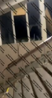 צילומים של תחנת המטרו לסניה בקייב שניזוקו מההגעה.