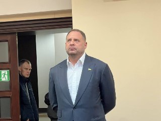 Суд арестовал бывшего главу офиса президента Украины Ермака по делу об отмывании 460 миллионов гривен (более 10 миллионов долларов). В качестве альтернативы аресту суд назначил залог в 140 миллионов гривен (около 3,2 миллиона долларов). Ермак заявил, что у