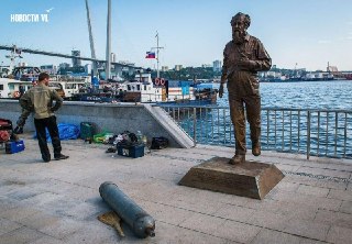 Во Владивостоке памятник Солженицыну убрали с Корабельной набережной в центре города, до конца недели его перенесут в сквер Веры и Надежды, сообщили в мэрии.Ранее местные власти говорили, что решили перенести памятник по предложению руководства Тихоокеанск