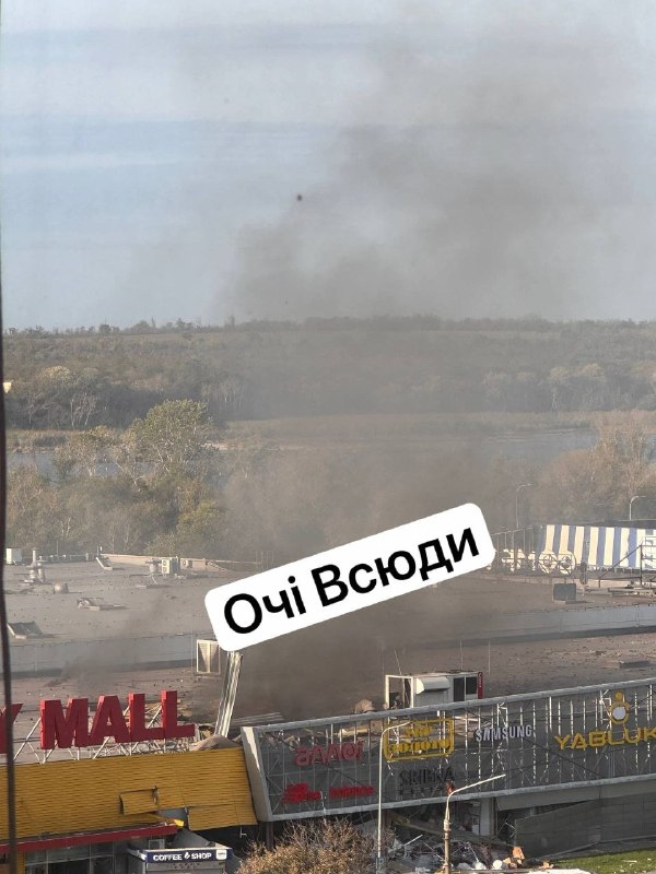 בזפורוז'יה, מרכז קניות הותקף, כך מדווחים ציבורים מקומיים.