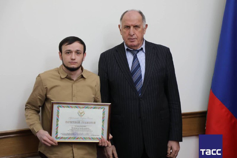 Власти Дагестана наградили студента-медика Халибрагима Гаджиахмедова, спасшего в марте этого года тонущего ребенка в Астрахани. Об этом сообщает регион фото