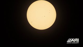 Астрофотограф снял пролёт ракеты SpaceX на фоне Солнца.Джону Винкоппу удалось поймать в объектив телескопа ракету-носитель Falcon 9, когда та выводила на орбиту очередную партию интернет-спутников Starlink.