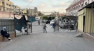 נערה חולה קשה הועברה מבית החולים הצלב האדום ברפיח למתחם הרפואי נאצר בחאן יונס.