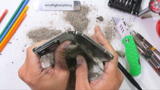 По граблям, по граблям, Google Pixel едет к намГлавный сгибатель YouTube JerryRigEverything протестировал на прочность Pixel 11 Pro Fold и смог без проблем сломать смартфон, выгнув в обратную сторону. Тот же Galaxy Fold 8 оказался куда прочнее и не сломалс