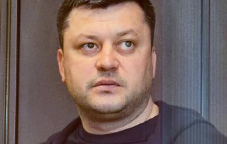 Мэра Уфы Ратмира Мавлиева, его заместителя, еще одного чиновника и директора одного из санаториев региона задержали по подозрению в должностных и коррупционных преступлениях, сообщил Следственный комитет.   По версии следствия, Мавлиев потребовал от предст