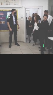 סצנות של השתתפות ראש הממשלה בנימין נתניהו בהצבעה בדקות האחרונות של הבחירות לכנסת ה-26 בקלפי בירושלים.
