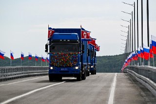 Россия и Северная Корея открыли первый автомобильный мост между странами, передает ТАСС. Мост проходит через реку Туманная, его протяженность составила один километр. Раньше страны связывал только железнодорожный мост, построенный в 1959 году.