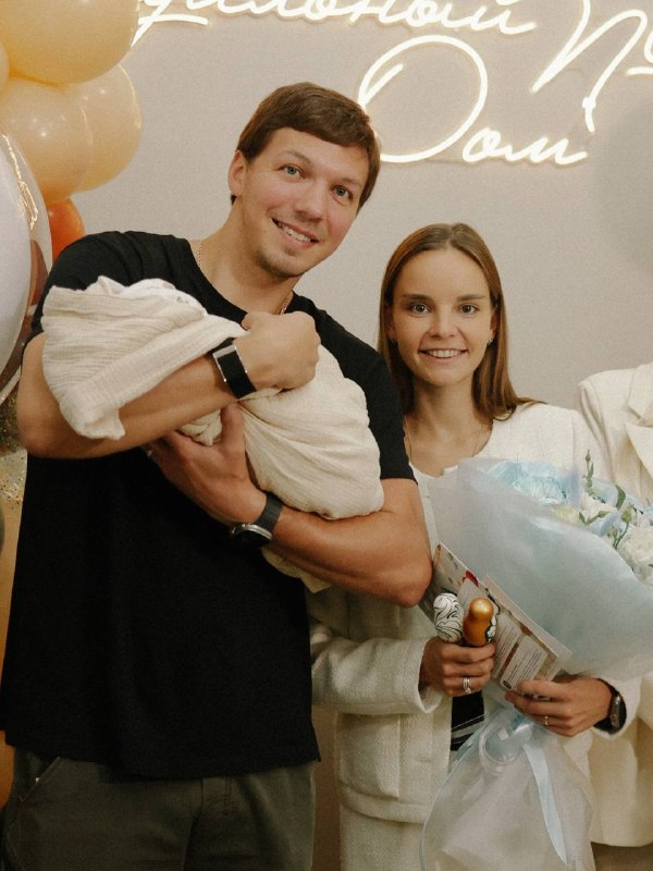 Дина Аверина и Дмитрий Соловьев поделились трогательными кадрами с выписки из ро