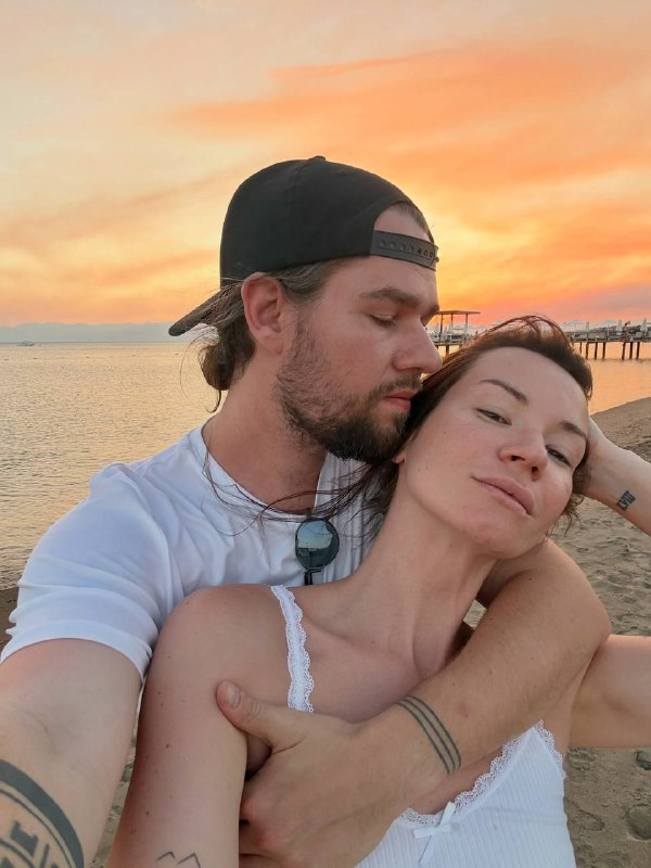 Уютные фотокарточки Иды Галич с супругом 🥰 Тоже хочется куда-нибудь на пески и п