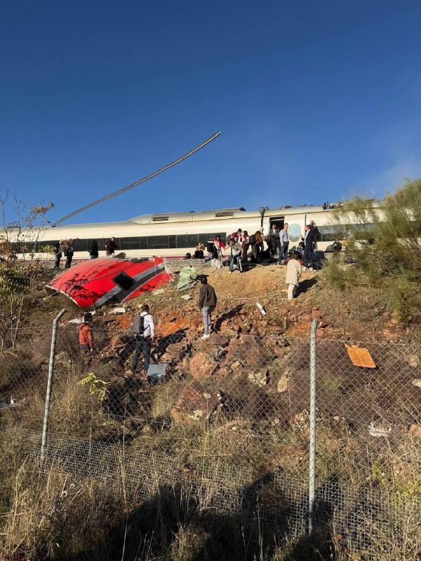 שתי רכבות מהירות התנגשו בספרד - עשרות בני אדם נהרגו. בצילומים מהזירה נראים קרונות ירדו מהפסים. התאונה אירעה…