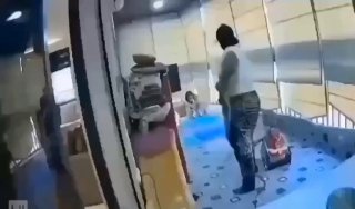 明白“菲佣”为啥成世界名片了吧？ 这是位菲佣，贝鲁特大爆炸发生时第一反应是保护雇主家的孩子！@inside1024