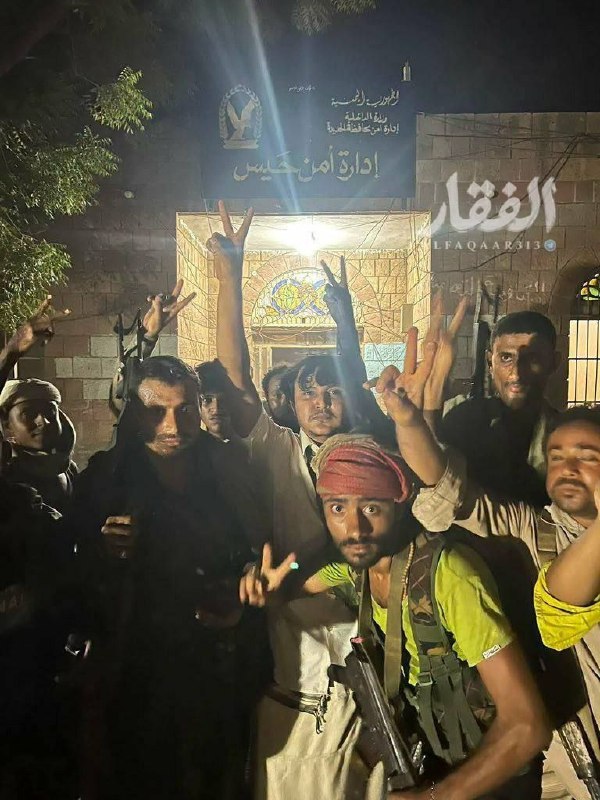 🇮🇷(ن.م.) نیروهای مسلح جمهوری اسلامی ایران،Iranian Armed Forces 🇮🇷👮♂🇮🇷: 🆒تصویری مستقیم از قهرمانان نیروهای مسلح یمن، گرفته شده از مقابل دروازه امنیتی منطقه حیس در ساحل غربی، پس از اینکه کنترل