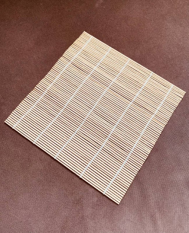 Циновка, коврик для приготовления суши / роллов. Новый. Цена 10 лари. — фото 1