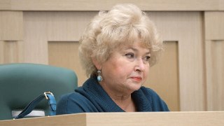 Пост сенатора может покинуть Людмила Нарусова — вдова первого мэра Санкт-Петербурга Анатолия Собчака. Политик выступала против многих вводимых запретовЛюдмила Нарусова, вдова первого мэра Санкт-Петербурга Анатолия Собчака и мать журналистки Ксении Собчак, 