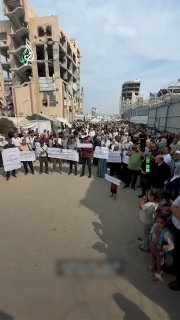 עמדת מחאה לעובדי סוכנות הסעד והעבודות של האו"ם לפליטים פלסטינים (אונר"א) מול מטה הסוכנות בעיר עזה, בדחיית ק…
