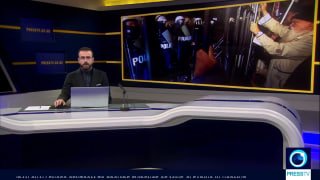 הפגנות פורצות מחוץ לבית המשפט החוקתי של פולין בוורשה, כאשר השעיית נשיאה וסגנה לחודש אחד מלבה משבר פוליטי מת…