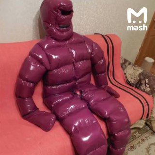 Фетишисты перешли с латекса на болоньевые куртки — теперь они разводят людей на фотки их верхней одежды, самоудовлетворяются и пилят отчеты о том самом в тематические чаты.Взрослые дяди и тёти написывают продавцам с просьбами отправить фотки мокрых курток 