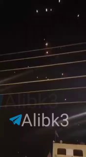 סצנות חדשות של קרבות האוויר שהתרחשו היום עם שחר בין טילים איראניים לכמות עצומה של טילי הגנה אווירית מעל הבס…