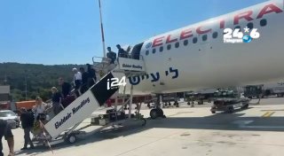 🇮🇱 אחרי שעות של המתנה במטוס - הישראלים ברודוס הורדו ממנו: ״היום כבר לא נחזור הביתה״.