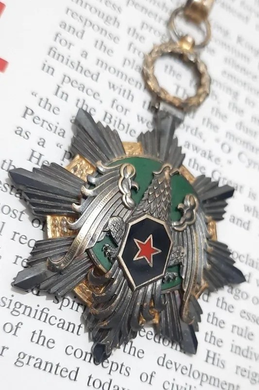 ─═हई╬ آنتیک مدال ╬ईह═─: 🎖مدال نقره ارزشمند سوری ⚜️جنس نقره ⚜️اصل و قدیمی ⚜️۳۷ گرم 🔴قیمت:دایرکت ✅تلفن تماس و سفارش خرید: ☎️ 09397491029 @antique_