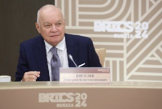🌐 Киселев уходит из «Вестей», Рита Флорес призналась в работе на ФСБ. Главное за 24 августа — коротко #водномпосте🔹 Дмитрий Киселев перестанет вести «Вести недели» — его сменит депутат ГД Евгений Попов.🔹 Экс-участница Pussy Riot Рита Флорес призналась, что