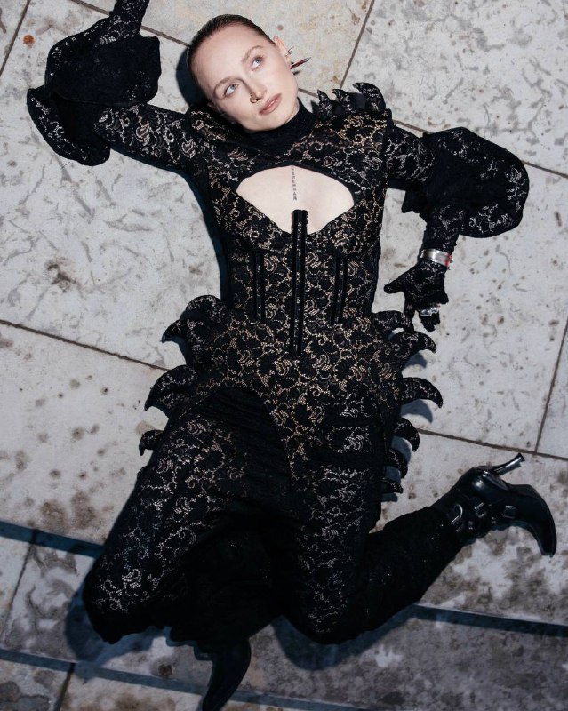 Маша в тотал луке cheshe design на премии собака руМаша в тотал луке cheshe design на премии собака ру