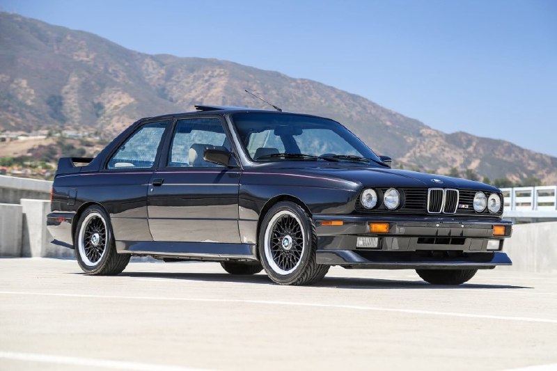Красавец BMW M3 1989 года выпуска! 🚗 Этот экземпляр, окрашенный в Diamond Black
