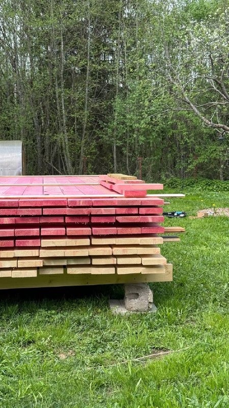 В этот раз Паша основательно подготовился к стройке. Сделал большой помост для штабеля с деревом. Не будем доски ничем укрывать, они быстрее сами п... - изображение 1 - помост, зеленого, telegram