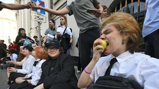 ⚡️ За мир — вне выборов. Верховный суд вычеркнул «Яблоко» из  бюллетеня. Как это было — в репортаже Андрея Карева.В иске «экстремизм» соседствовал с песней «Пусть всегда будет солнце»... Это первое, что нужно знать про абсурд сегодняшнего заседания суда.▪️