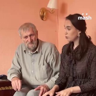 Пенсионер из Красноярского края, который остался без дома из-за пожара, стал геймером в пансионате и теперь прокачивает скиллы в шутерах, бродилках и прочих видеоиграх. Мужчину на видео зовут Николай Александрович, ему 80 лет. Всю жизнь он усердно работал,