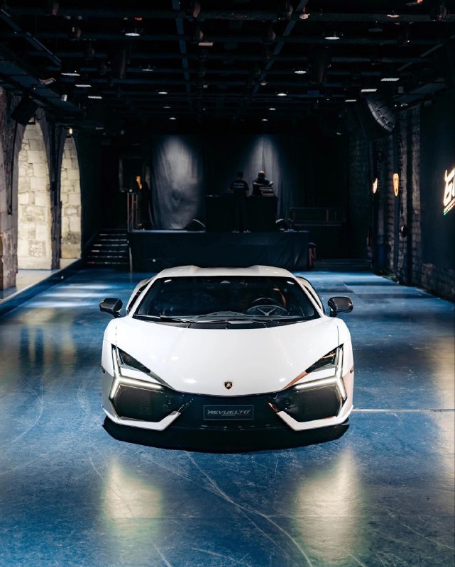 Lamborghini Revuelto 8