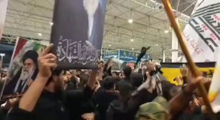 🎦 העיראקים באזור מקדש האזרת אמירול מומינין (א"ש) עם תמונתו של מנהיג המהפכה שנהרג