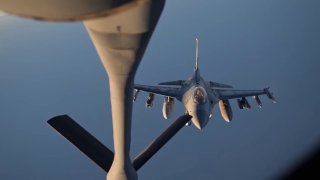 CENTCOM: מטוס KC-135 Stratotanker של חיל האוויר האמריקני מתדלק מטוסי קרב מסוג F-16 ו-KC-46 פגסוס בזמן שהוא…