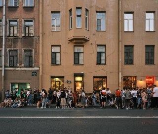 В Петербурге приостановлена работа баров «Хроники», Redrum и «Пирс 28» на улице Некрасова, Роспотребнадзор нашел в их работе грубые нарушения санитарно-эпидемиологических требований, передает телеканал «78» со ссылкой на ведомство.«Собака.ру» пишет, что пр