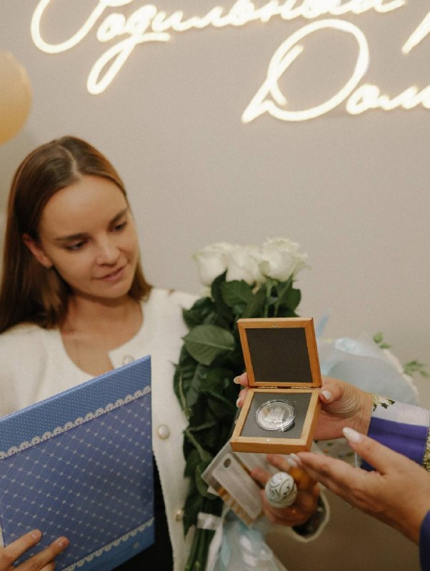 Дина Аверина и Дмитрий Соловьев поделились трогательными кадрами с выписки из ро