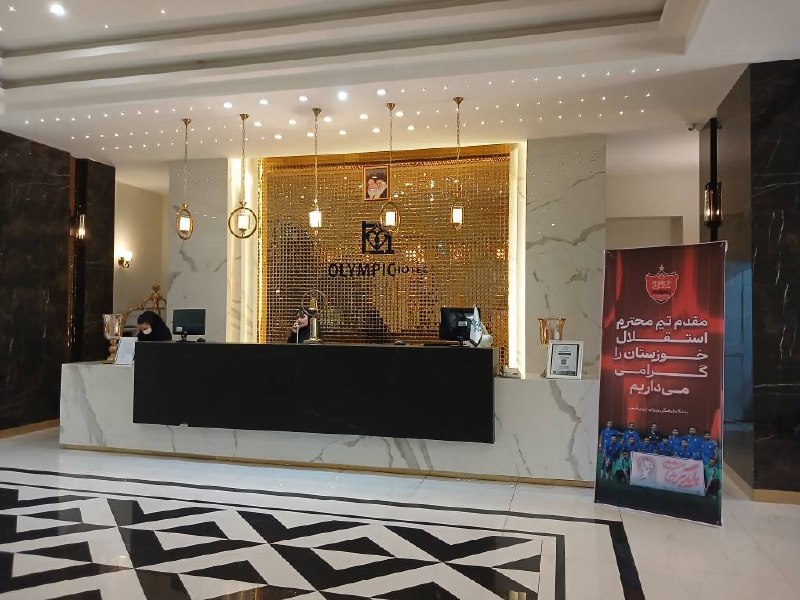Varzeshland: نصب پیام خوشآمدگویی توسط باشگاه پرسپولیس در هتل محل اردوی باشگاه استقلال خوزستان پیش از بازی فردا