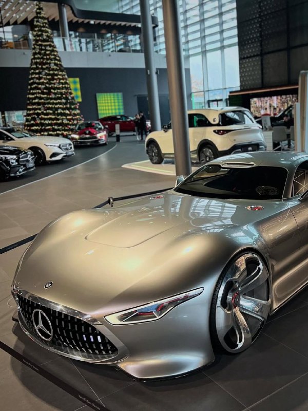 Mercedes-AMG Vision Gran Turismo 2013 года. Его дизайн опередил своё время на 30 лет. 2
